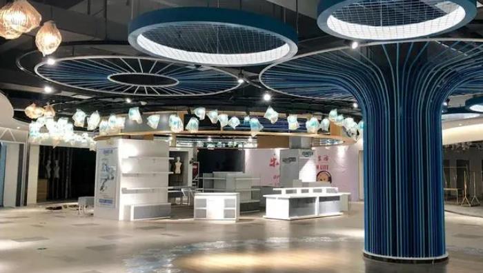Minimal decoration of shopping malls.jpg